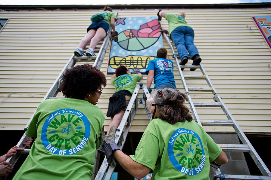 Tulanians in their Wave of Green shirts working togehter on a day of community service